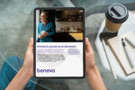 Une personne en train de regarder un guide intéractif de Beneva sur sa tablette.