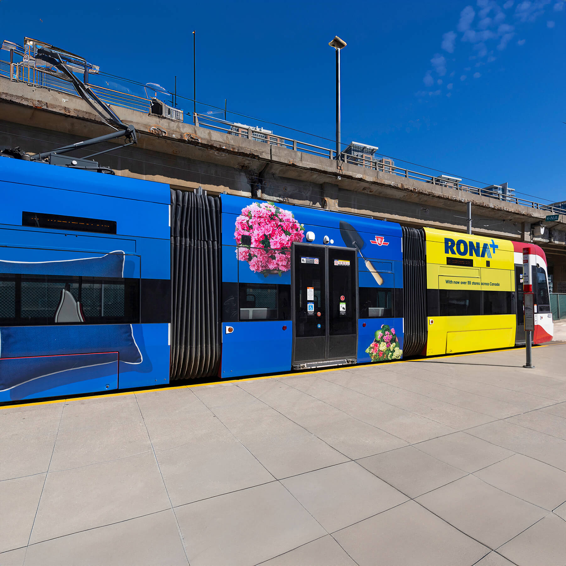 Publicité RONA sur un tramway habillé aux couleurs de la campagne de printemps.