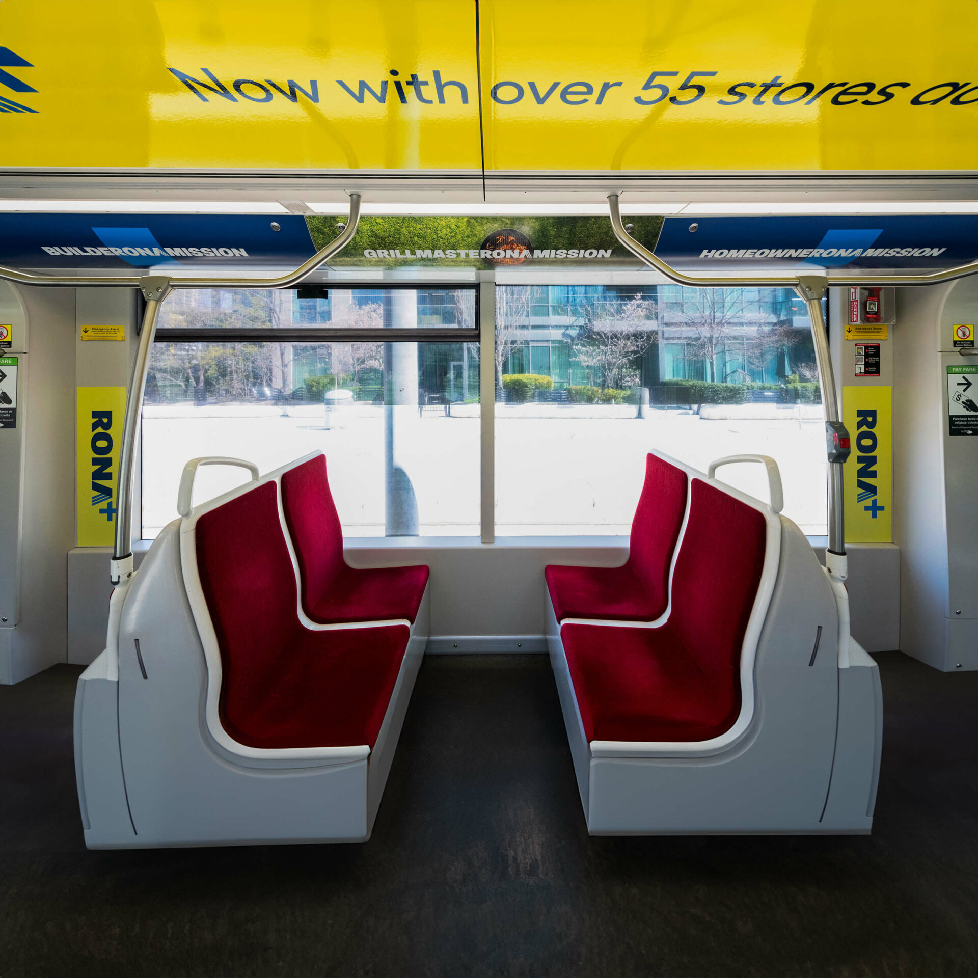 Intérieur d’un tramway décoré avec des publicités RONA pour la campagne de printemps.