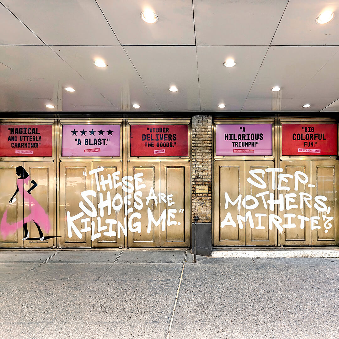 Façade de théâtre décorée promouvoir Bad Cinderella.