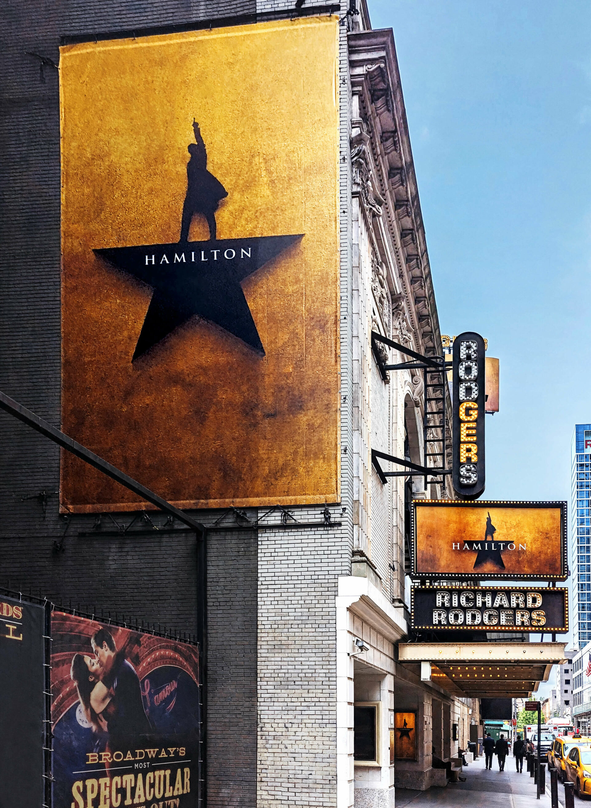 Théâtre Richard Rodgers à New York avec les enseignes faisant la promotion de la comédie musicale Hamilton.