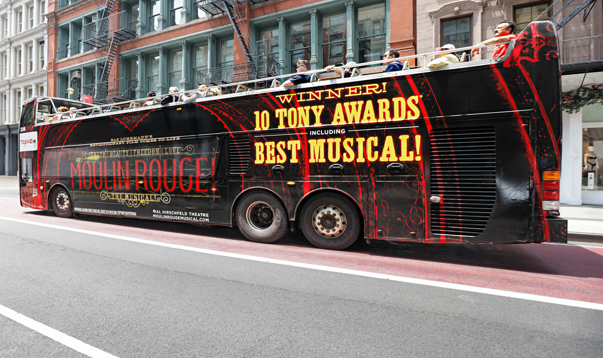 Habillage publicitaire d’un autobus mettant en avant Moulin Rouge et ses prix Tony Awards.