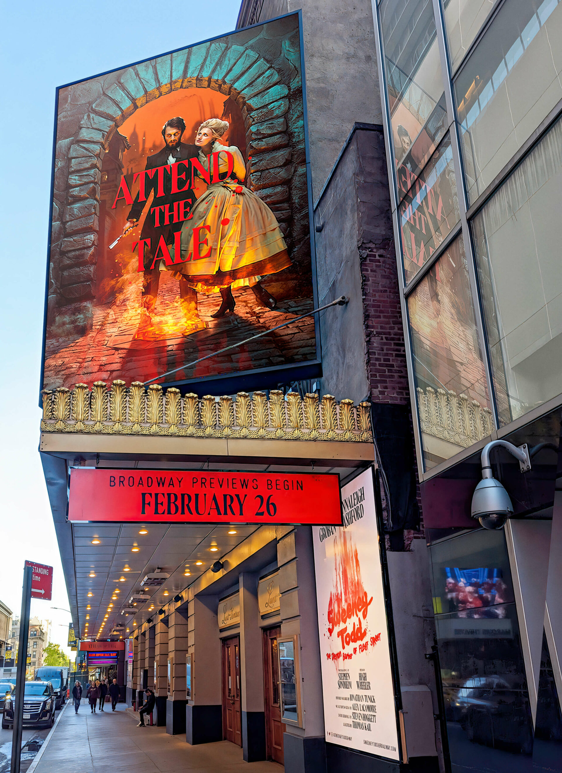 Affiche grand format du spectacle Sweeney Todd sur la façade d’un théâtre à Broadway.