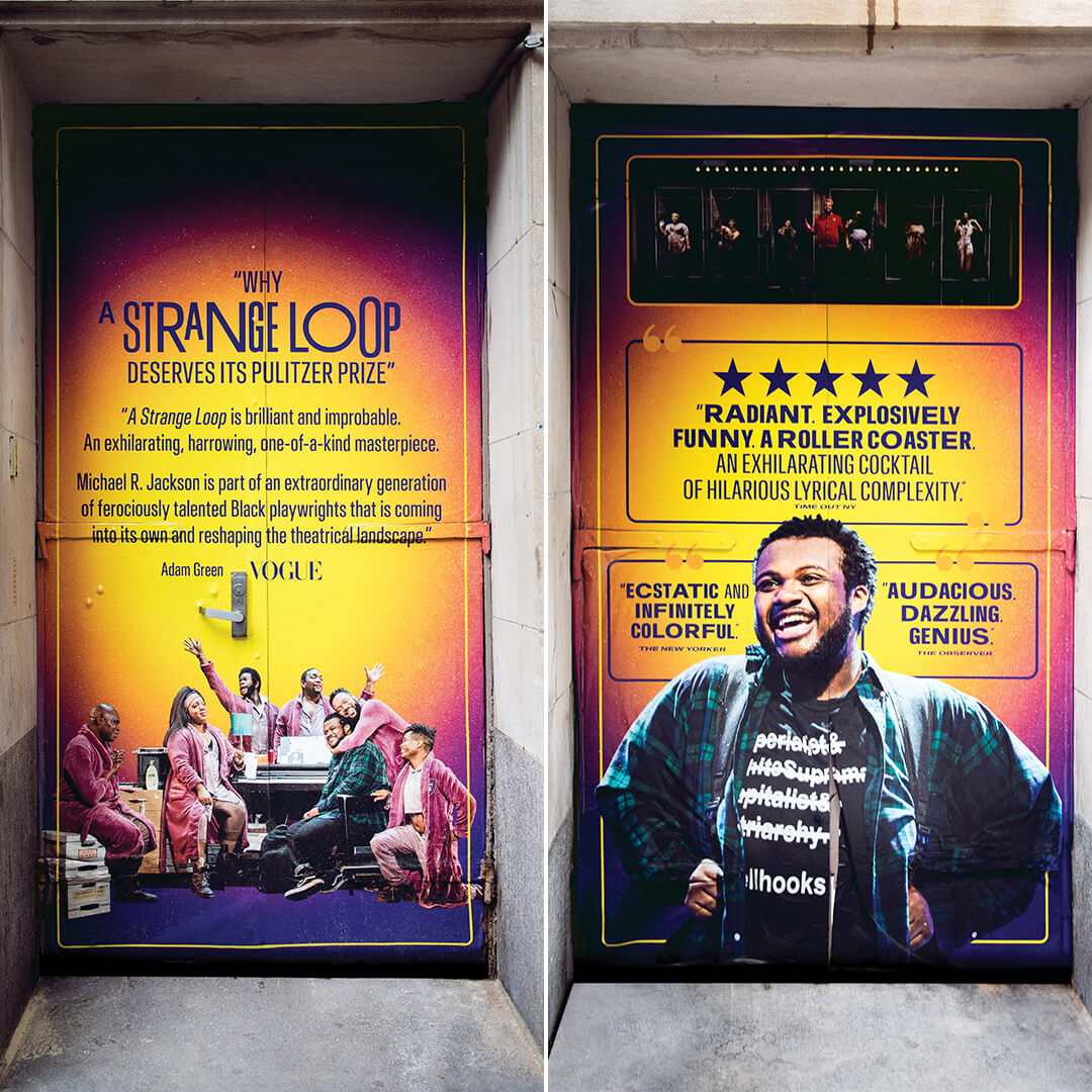 Affiches murales mettant en avant la comédie musicale A Strange Loop et ses critiques élogieuses.