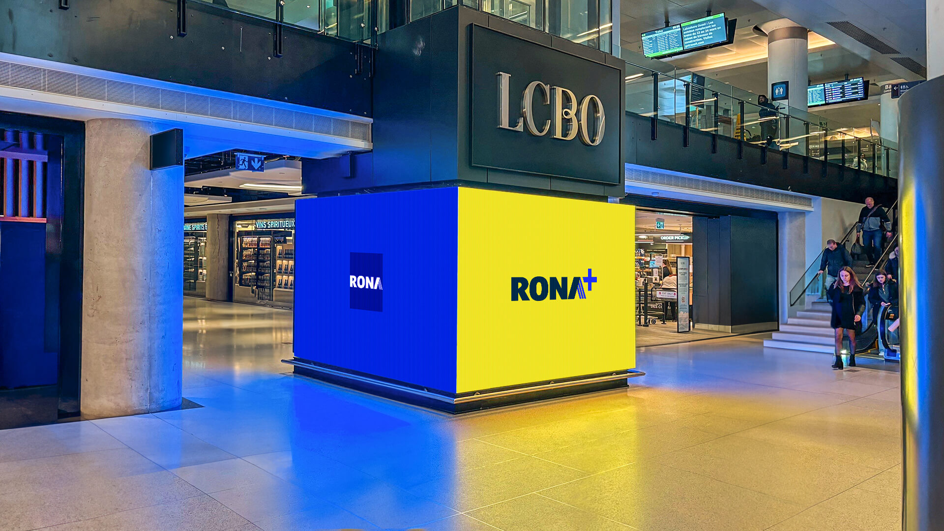 Affichage numérique RONA dans un centre commercial.