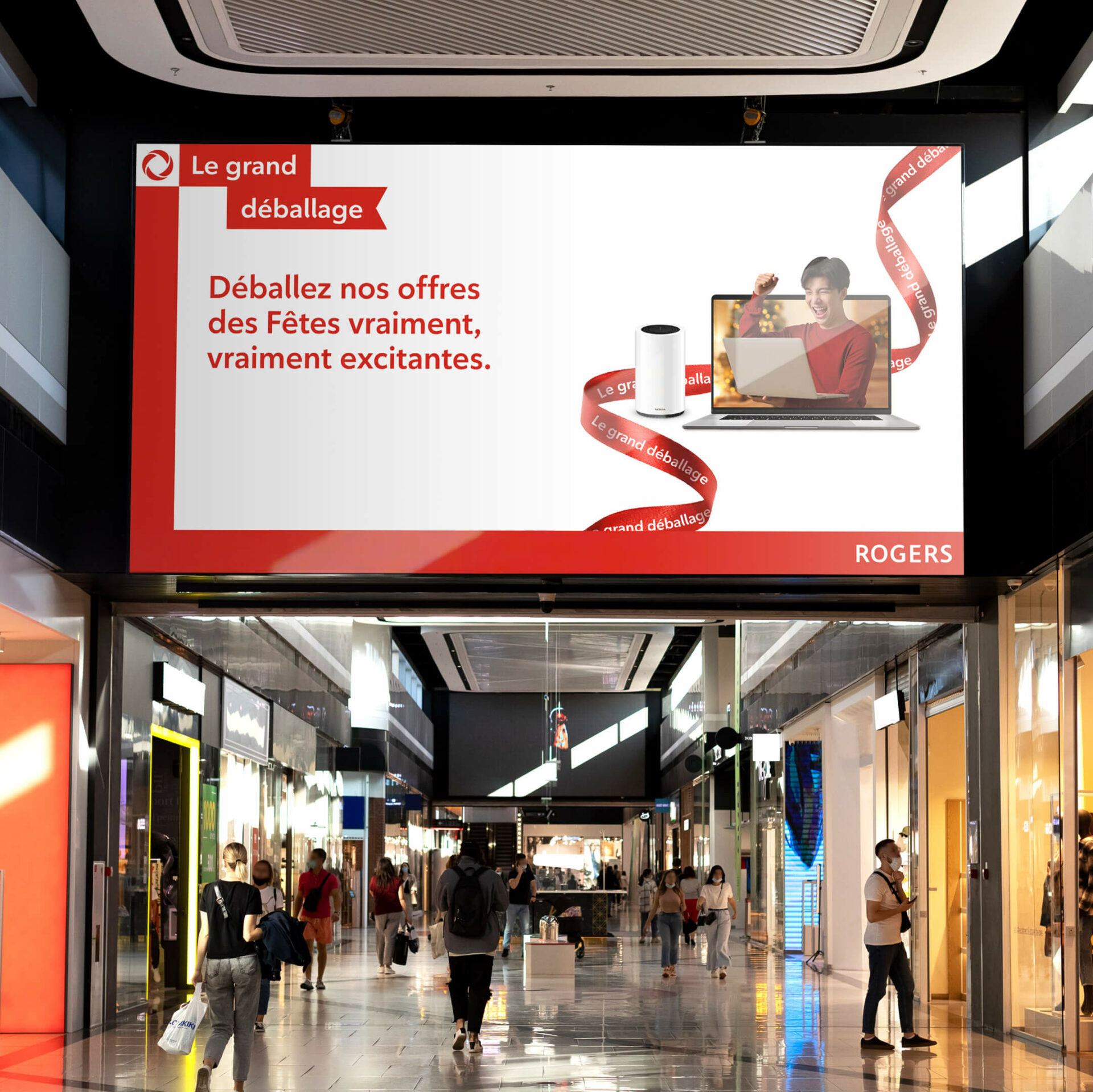 Affichage Rogers « Le grand déballage » dans un centre commercial, promouvant des offres de forfaits et services