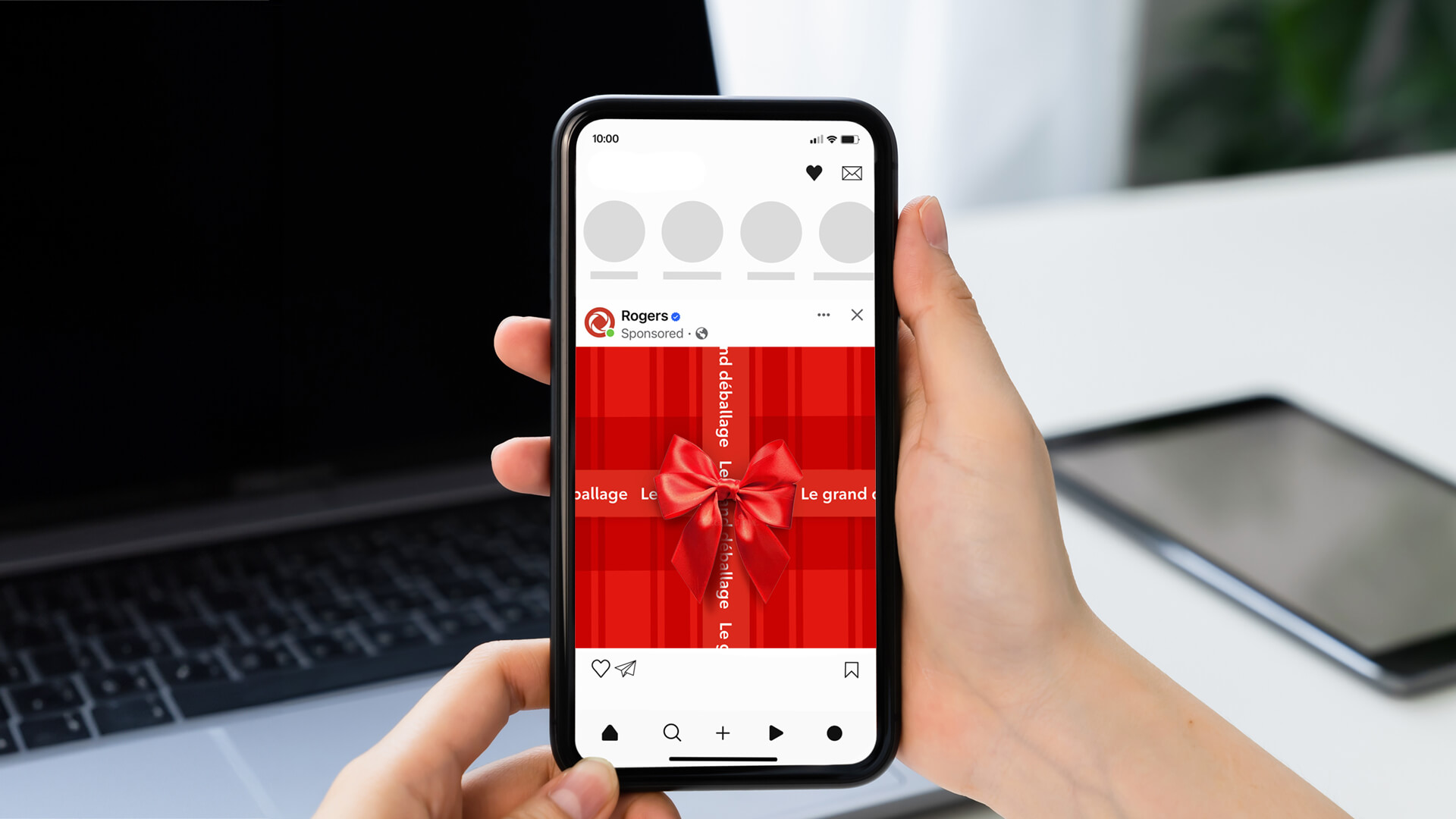 Publication Instagram de Rogers « Le grand déballage » affichée sur un téléphone portable avec visuel cadeau rouge
