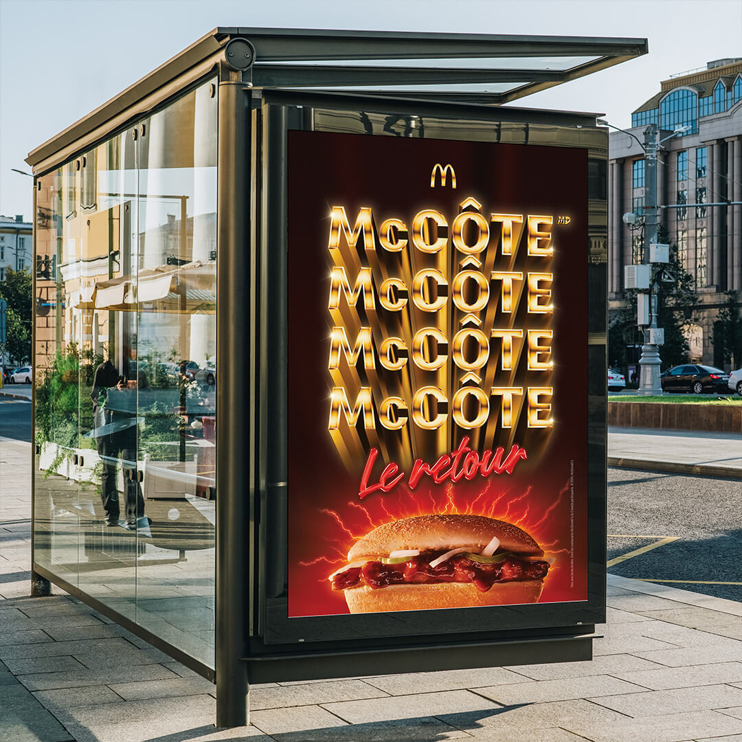 Affiche sur un abribus pour promouvoir le retour du McCôte de McDonald’s.