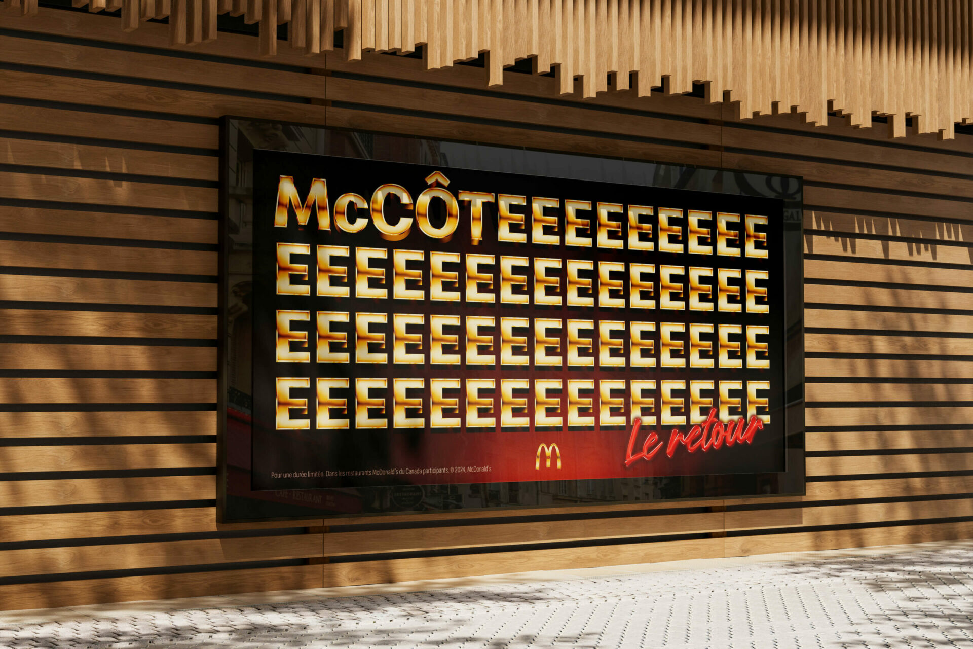 Affichage extérieur faisant la promotion du McCôte de McDonald