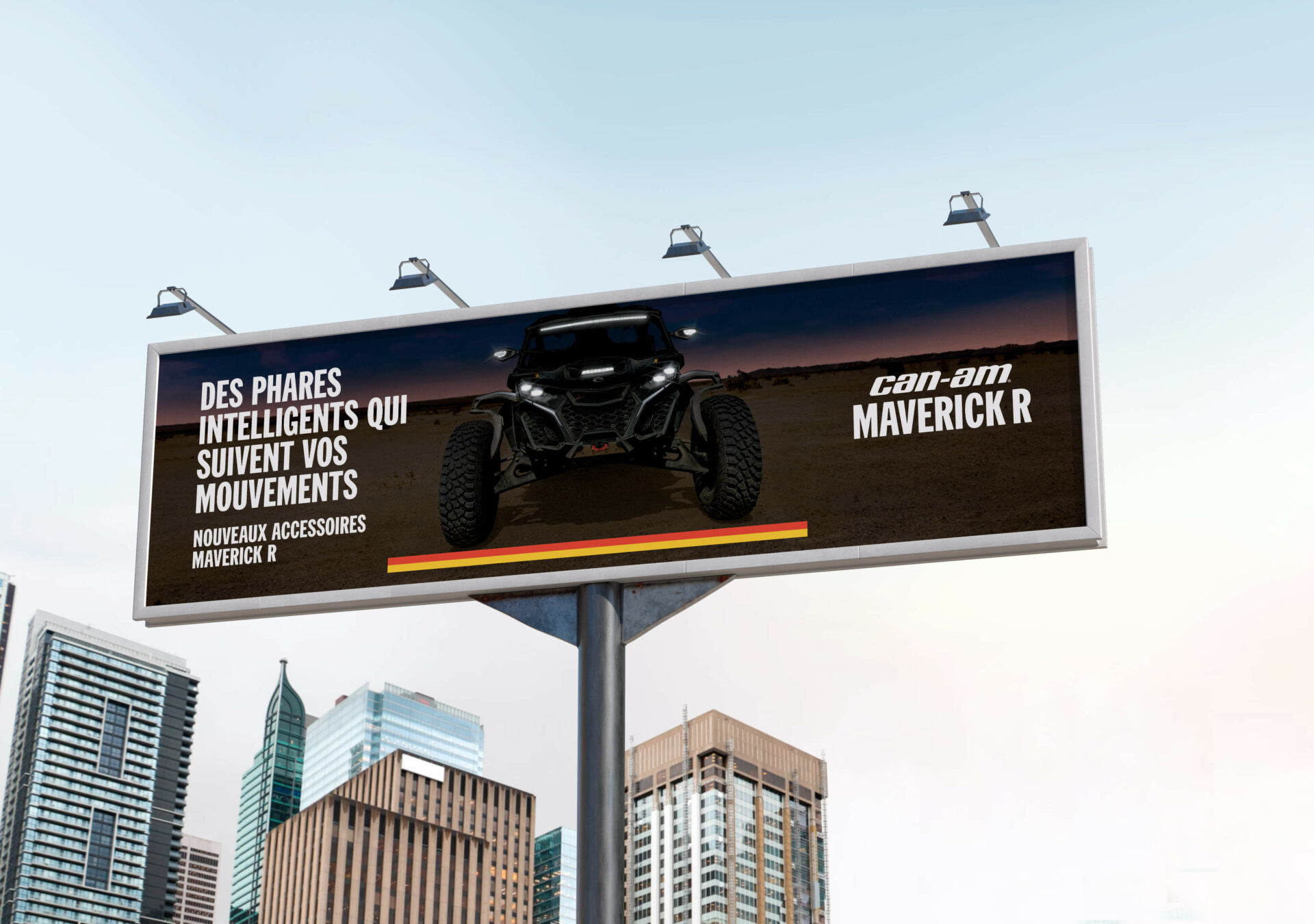 Affiche BRP pour le Can-Am Maverick R avec phares intelligents, exposée sur panneau publicitaire en ville.