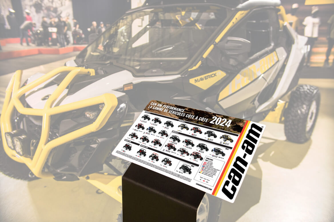 Fiche comparative des modèles côte à côte 2024 Can-Am, devant un véhicule Maverick.