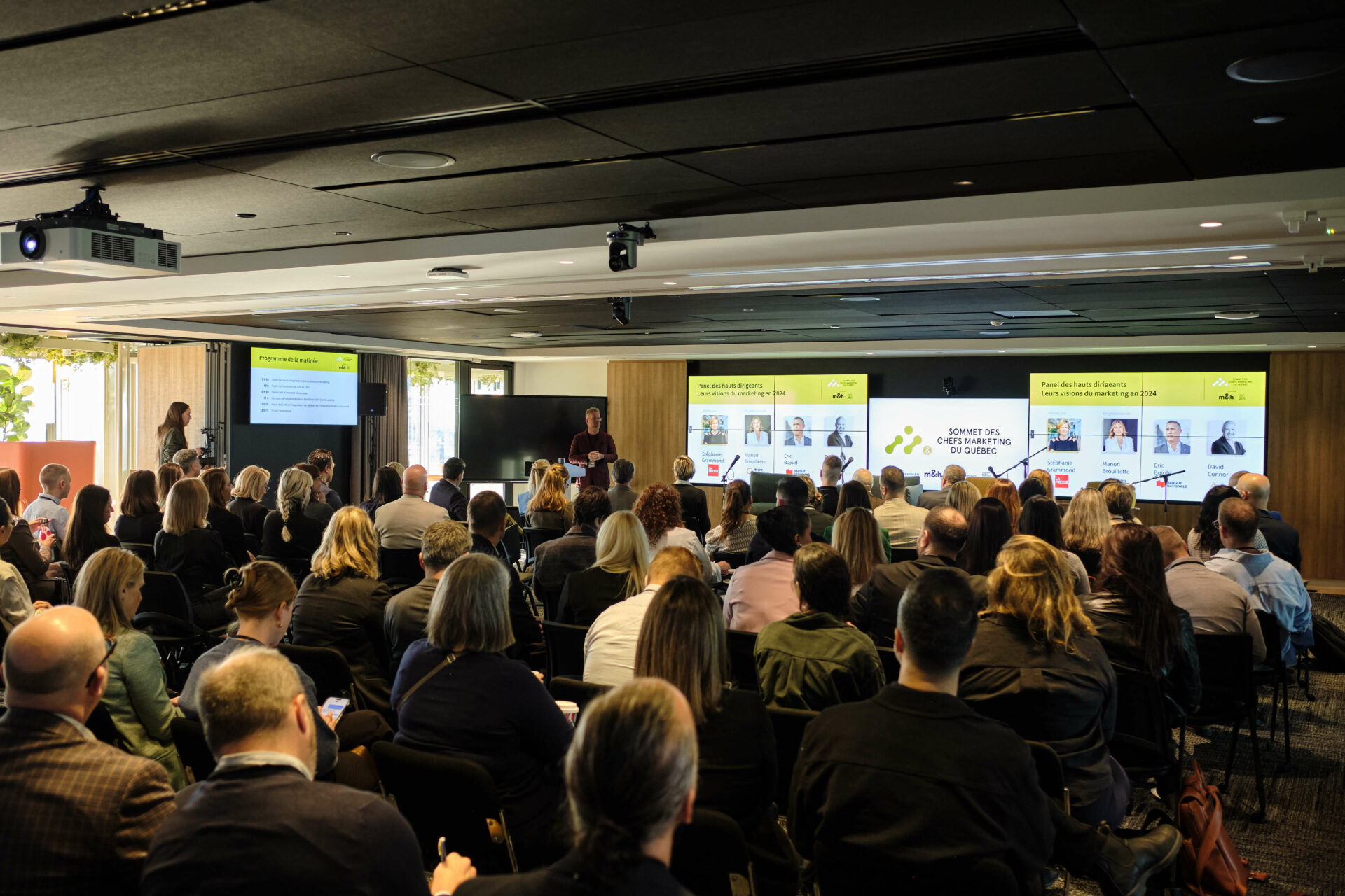 Salle comble au Sommet des chefs du marketing.