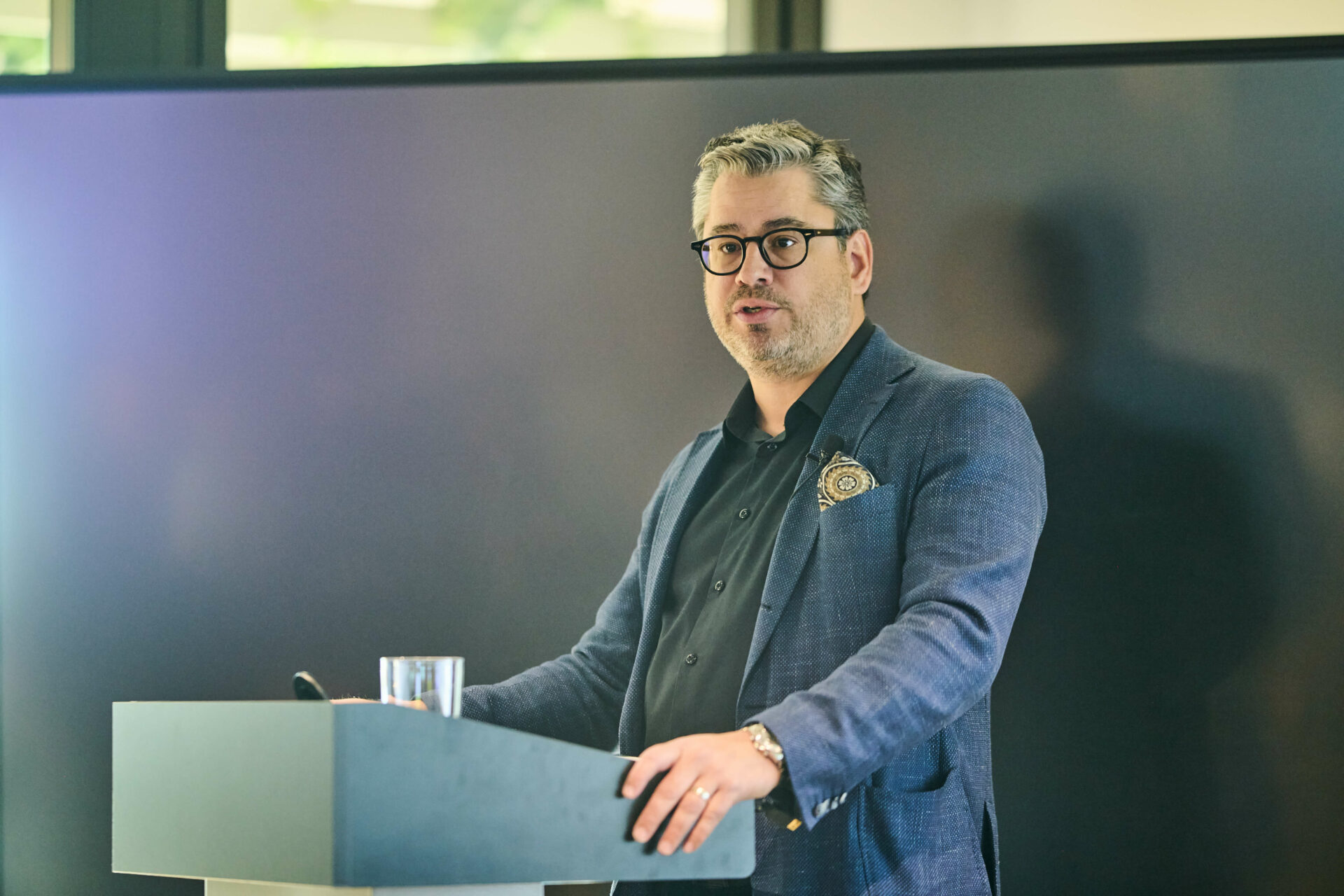 Patrick Hotte (ACA) addressing the audience at the Sommet des chefs du marketing.