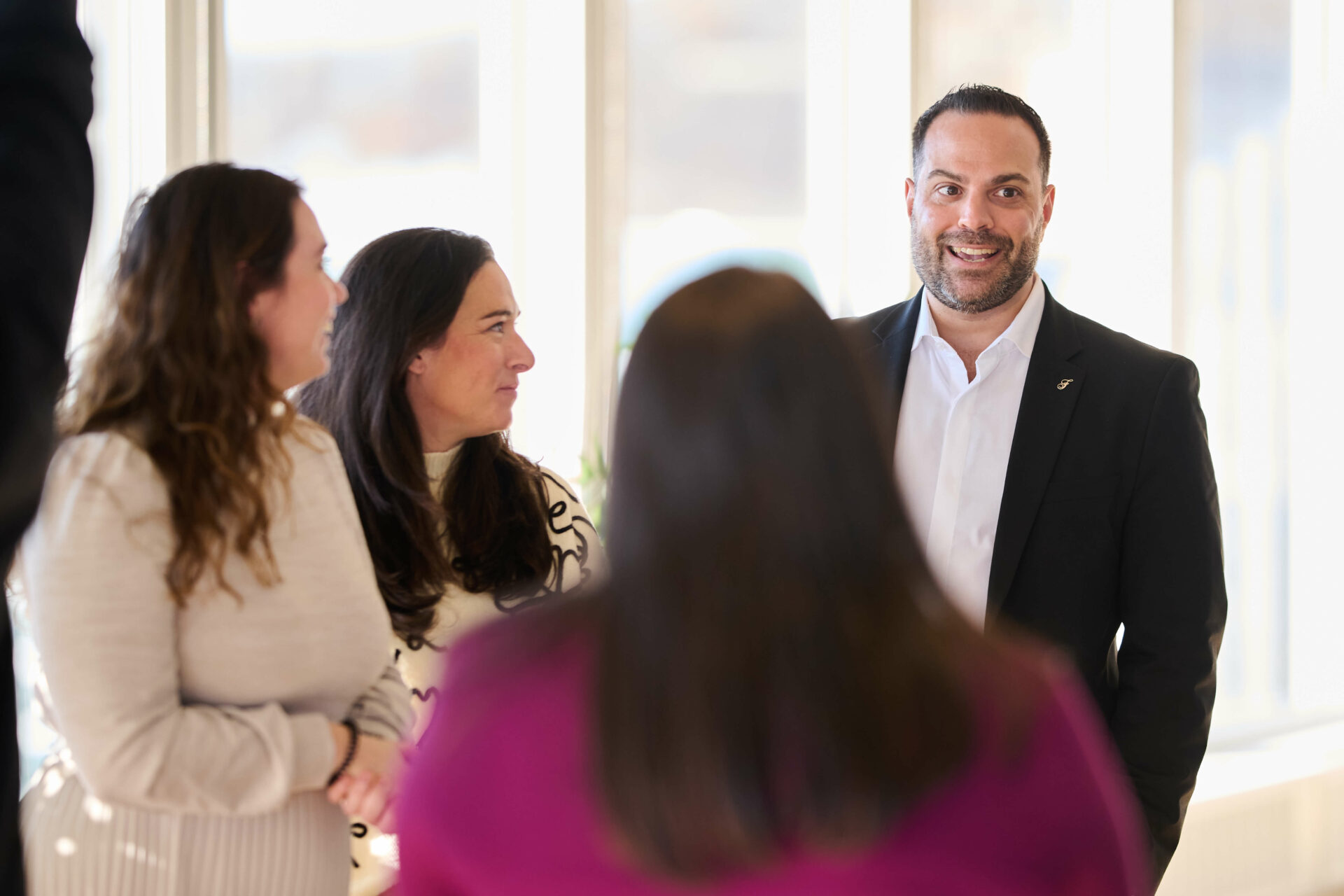 Discussion between participants at the Sommet des chefs du marketing.