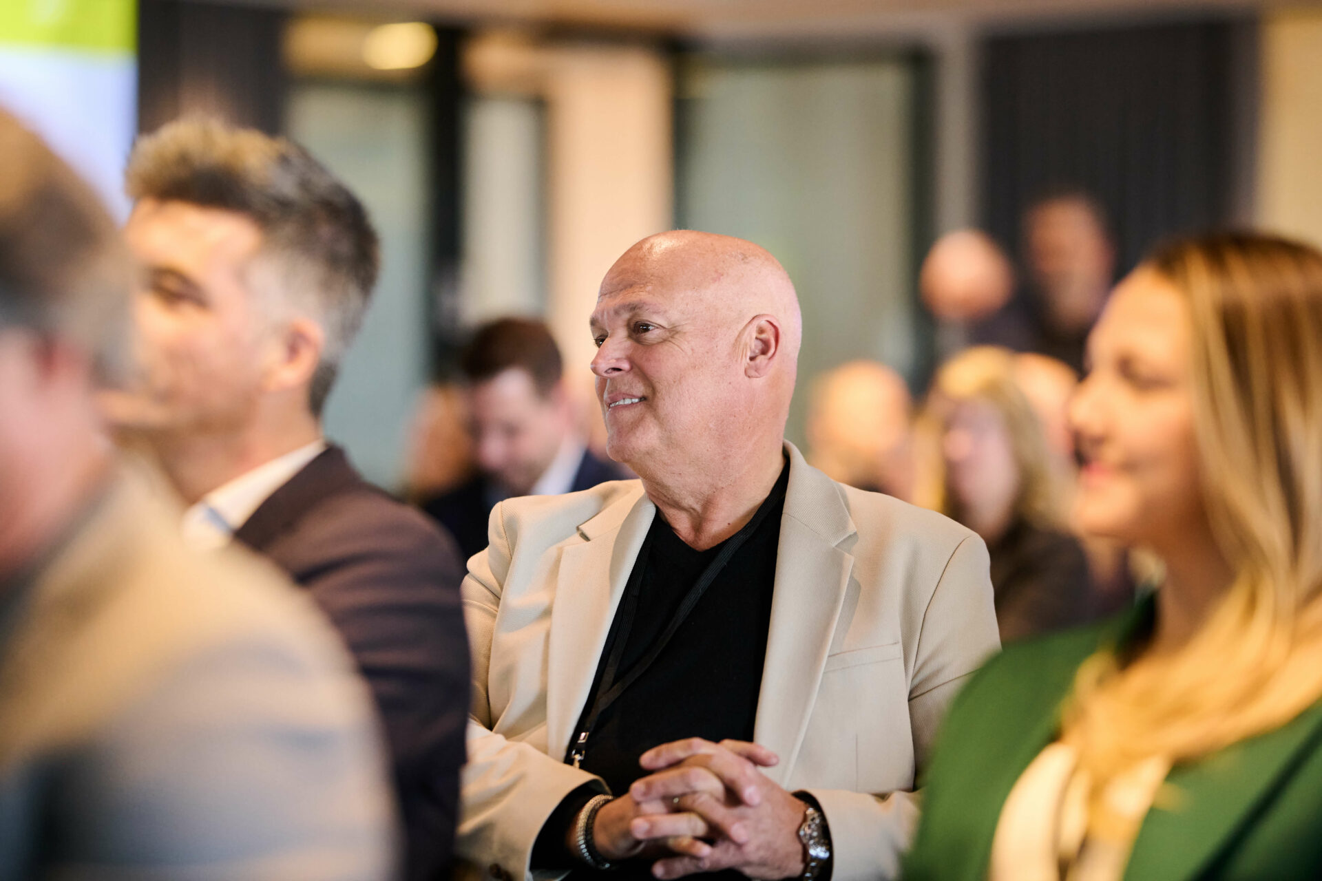 Attentive participant at the Sommet des chefs du marketing.