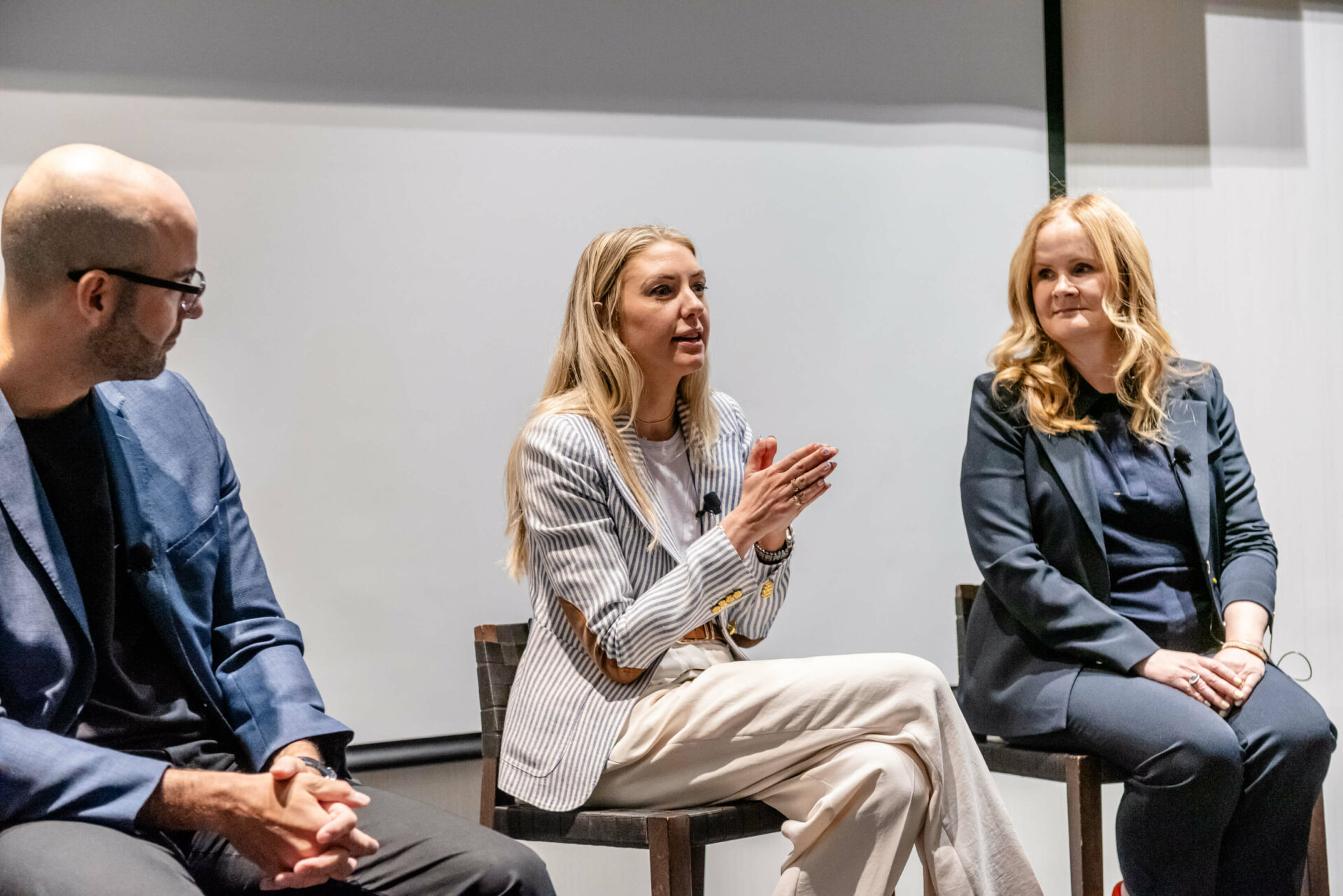 Photo de Nuno Bamberg, Christina Litz et Jessica Gale au C-Suite Marketing Summit, en pleine discussion.