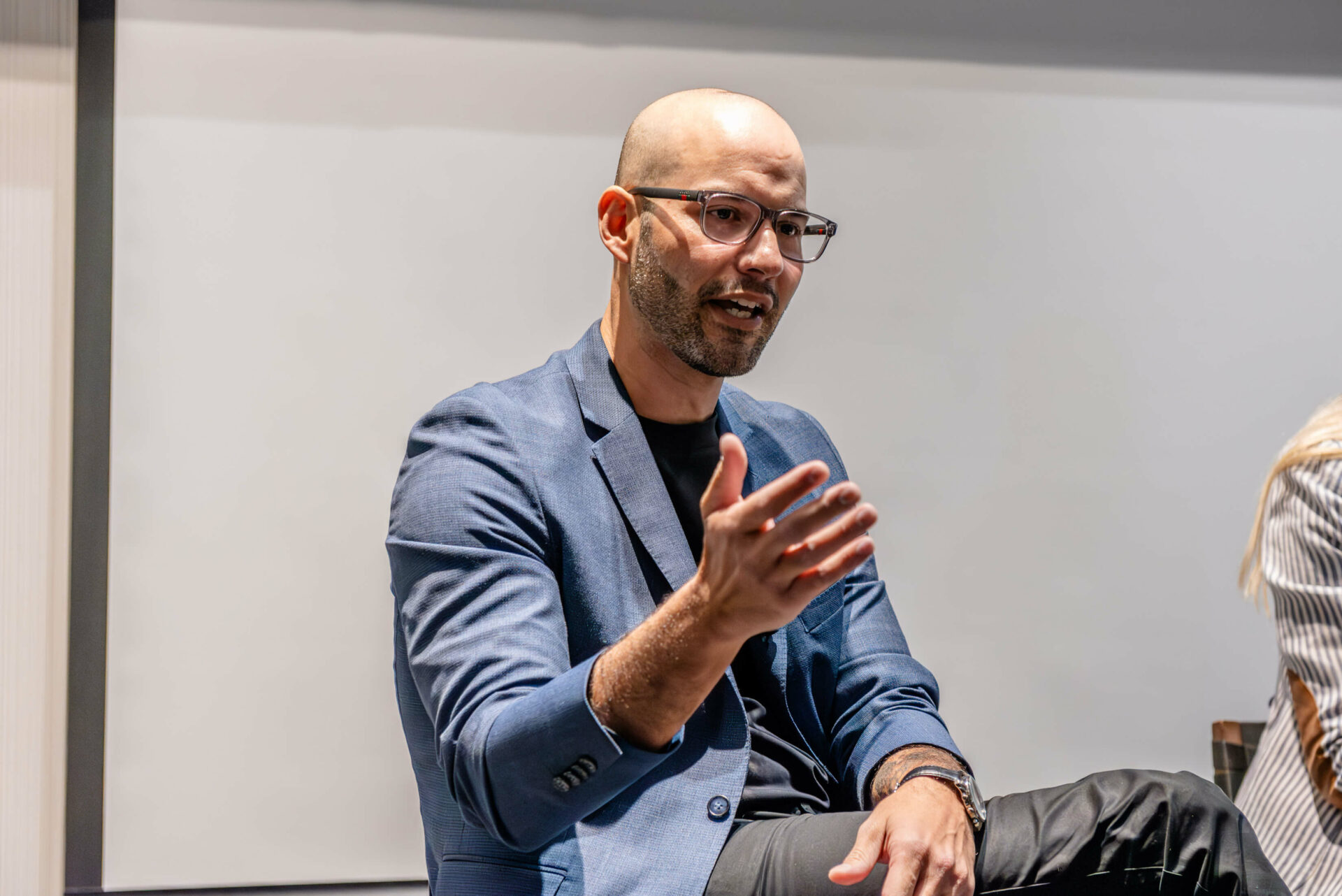 Portrait de Nuno Bamberg s’adressant à l’auditoire